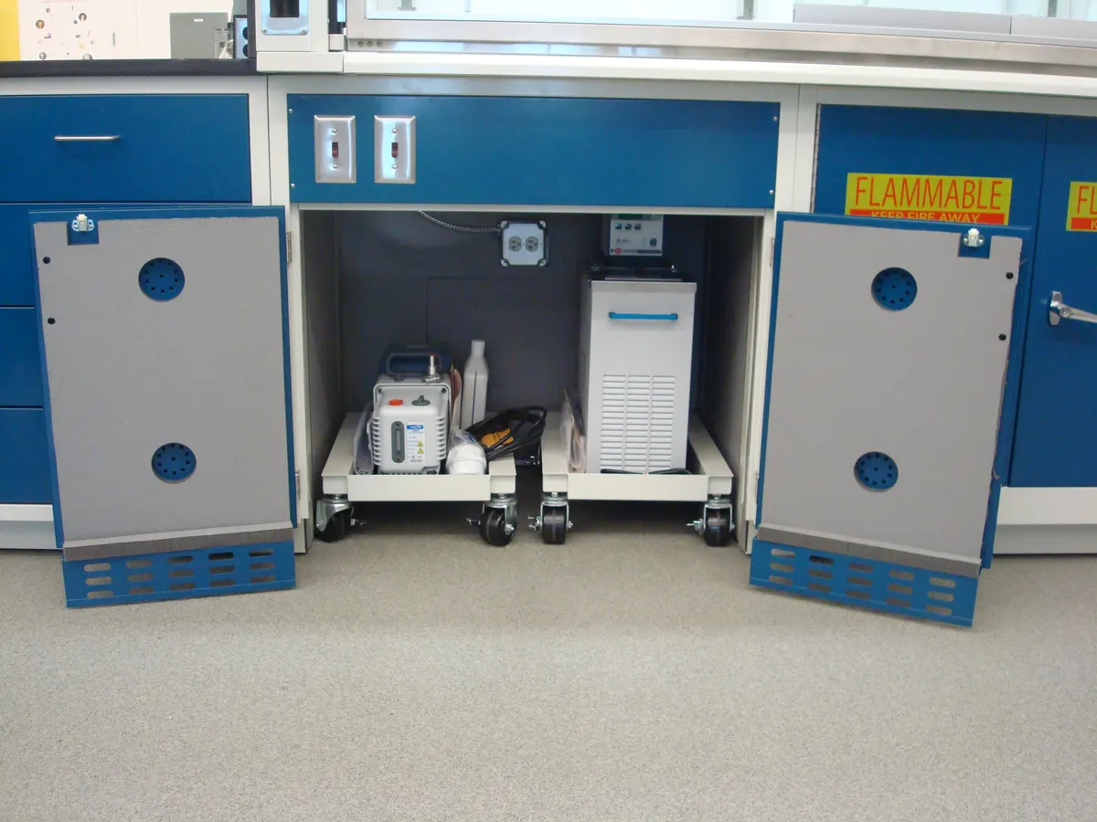 Vacuum pump cabinet for laboratory casework